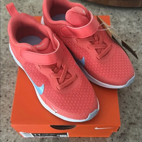 Kids New in box Nike revolution 7 in size 11 c - coral color - Picture 1 of 4